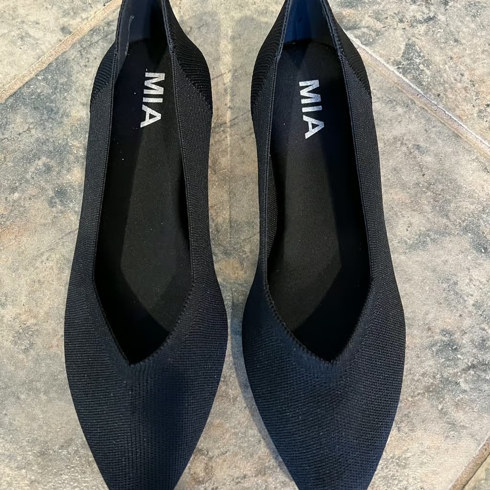 NWOB Mia Kerri Pointed Toe Flats Sz 6.5M